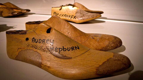 Modèle en bois du pied d'Audrey Hepburn