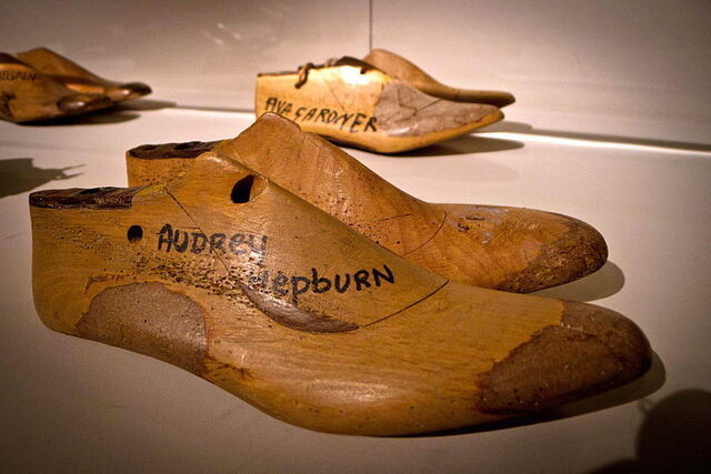 Modèle en bois du pied d'Audrey Hepburn