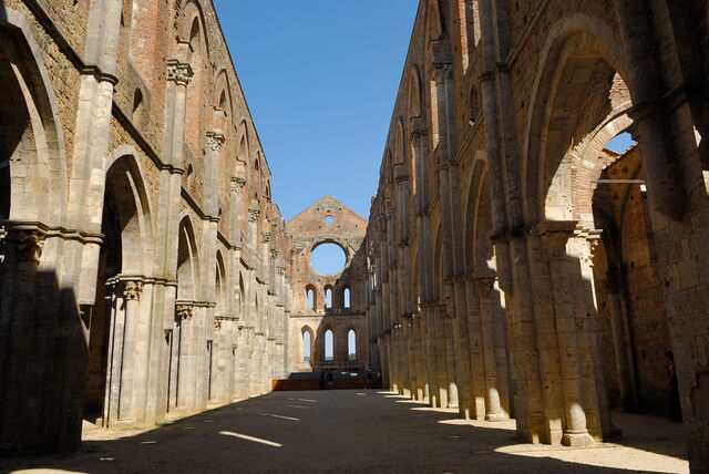 San Galgano sans le toit sous un ciel bleu