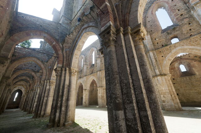 Les rayons du soleil pénètrant San Galgano