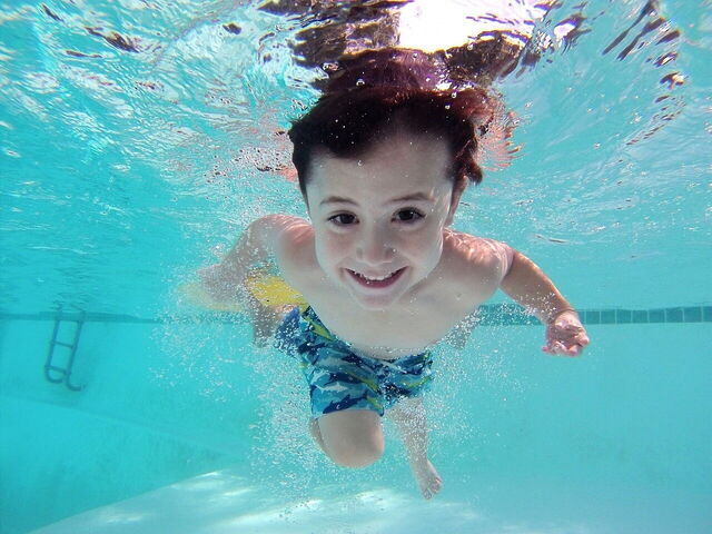 Enfant dans une piscine