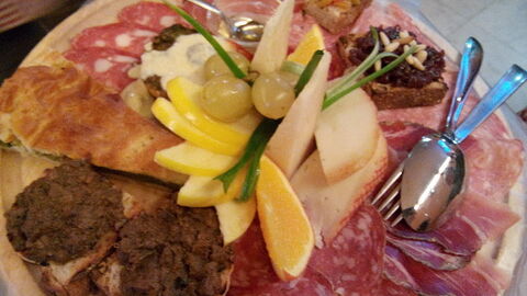 Une assiette d'antipasti toscano