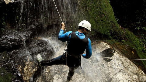 Canyoning au travers une cascade