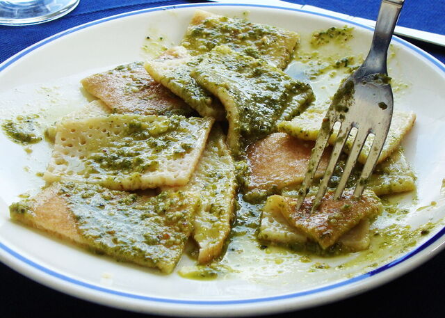 Testaroli avec de l'huile d'olive, ail et fines herbes