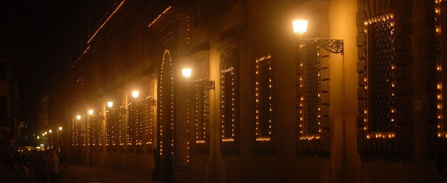 Un bâtiment illuminé de bougies