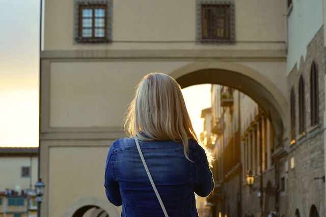Une femme se promenant dans une ville toscane