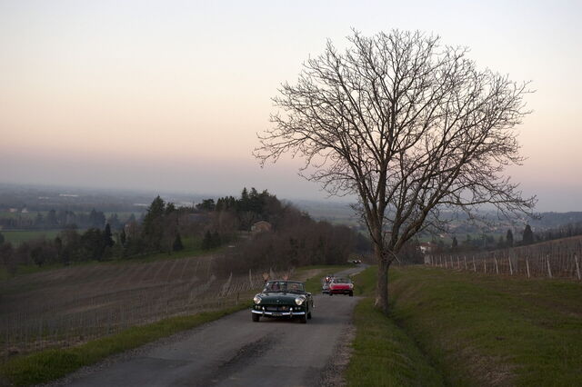 Voitures sur les routes toscanes au coucher du soleil