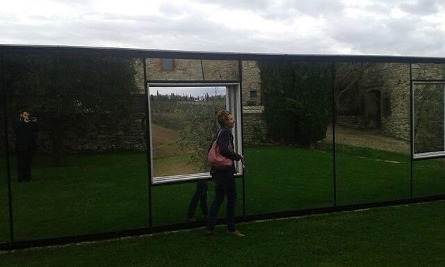 Une oeuvre de Daniel Buren au Castello di Ama
