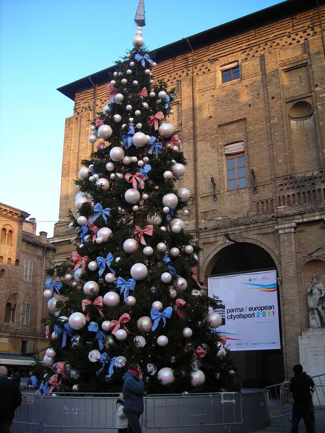 Arbre de Noël sur la place principale d'une ville italienne