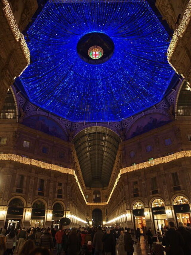 Galerie à Milan avec des lumières de Noël