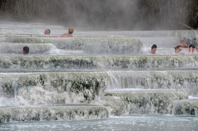 Les gens se baignent dans les eaux de Saturnia