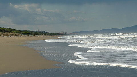 Vue du port de plaisance au drapeau bleu à Castagneto Carducci