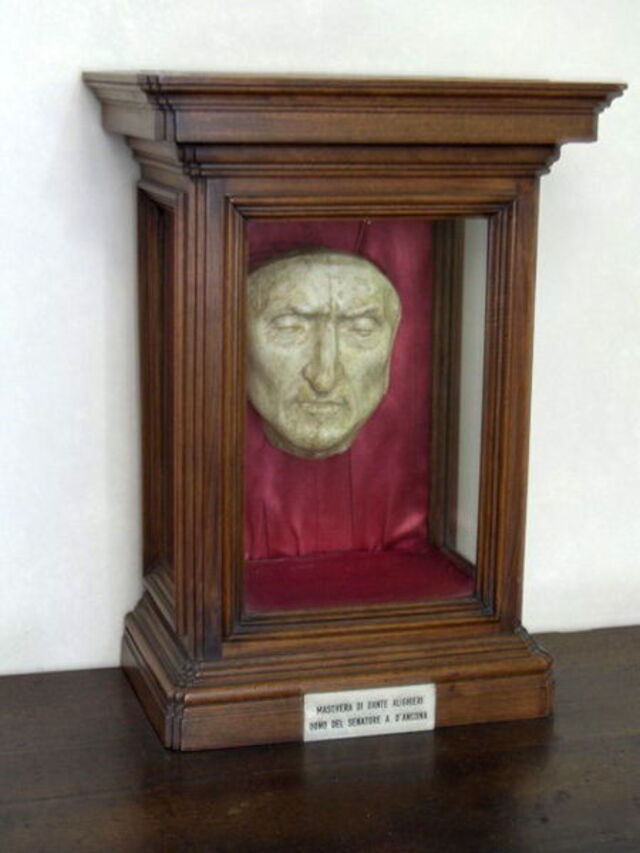 Reproduction du masque de la mort de Dante dans le Palazzo Vecchio