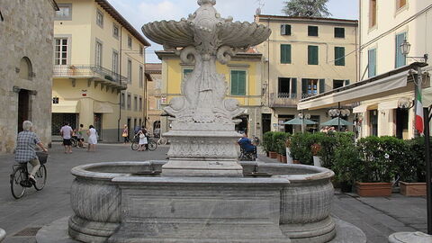 Principale fontaine place de la ville Camaiore