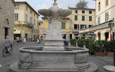 Principale fontaine place de la ville Camaiore