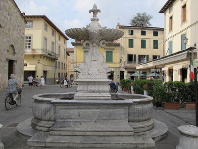 Principale fontaine place de la ville Camaiore