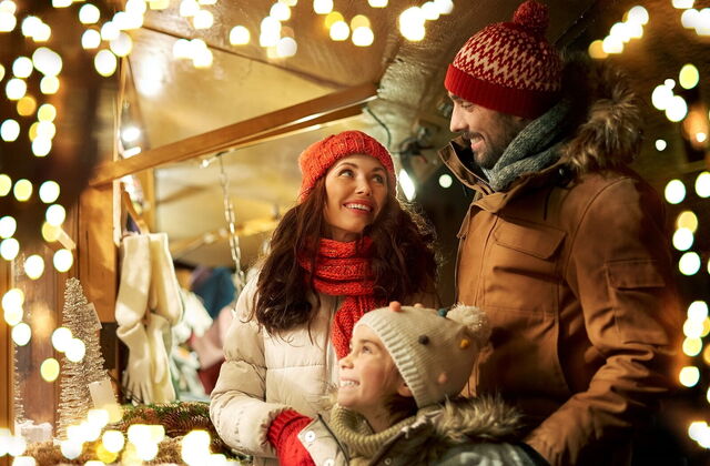 Famille sur un marché de Noël
