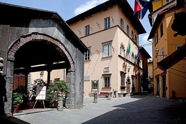 Loggia et la Mairie dans le centre de Barga
