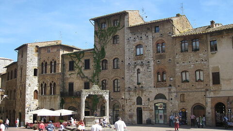 La Piazza della Cisterna ou Place de la Cisterna