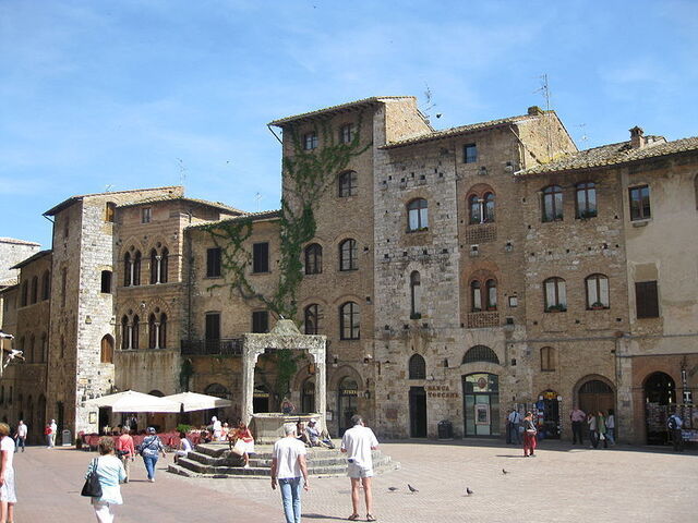 La Piazza della Cisterna ou Place de la Cisterna