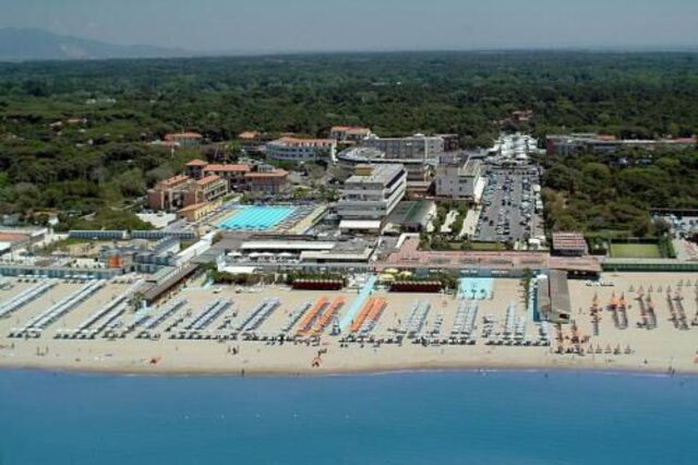 Vue aérienne de la plage de Tirrenia de Pise