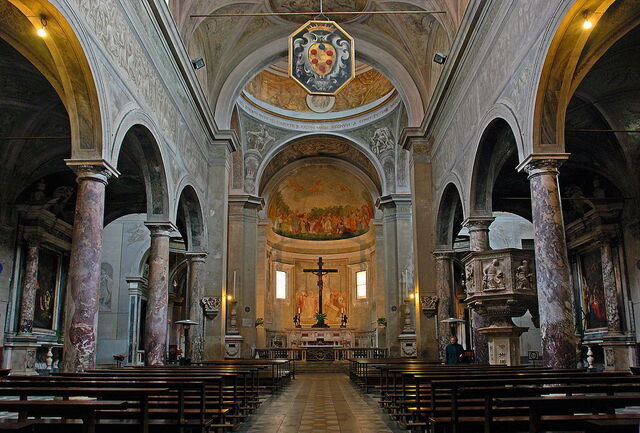 L'intérieur en marbre de la cathédrale de Pietrasanta