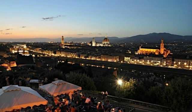 Florencia by night