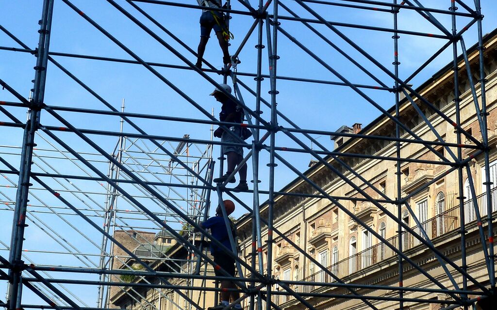 Scaffold Full of Italian Men