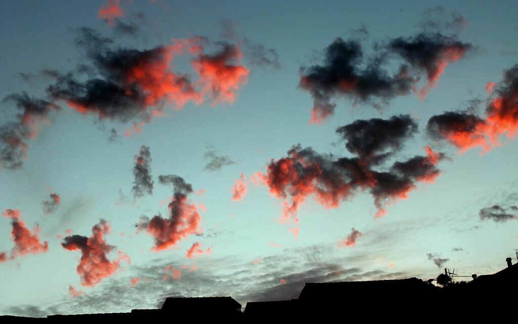 Nuvole rosa sparse per il mondo