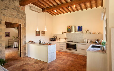 Casale Porano: Propriété, Pièce, Bâtiment, Design Intérieur, Meubles, Comptoir, Maison, Plafond, Cuisine, Parquet