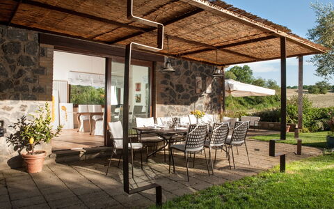 Casale Porano: Propriété, Maison, Bâtiment, Patio, Immobilier, Domicile, Arrière-Cour, Porche, Cour, Ombre