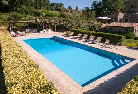 Casale Porano: Piscine, Propriété, Herbe, Maison, Rectangle, Loisir, Immobilier, Villa, Bâtiment, Vacances