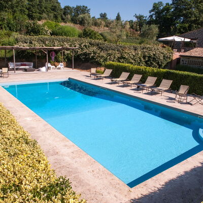 Casale Porano: Piscine, Propriété, Herbe, Maison, Rectangle, Loisir, Immobilier, Villa, Bâtiment, Vacances