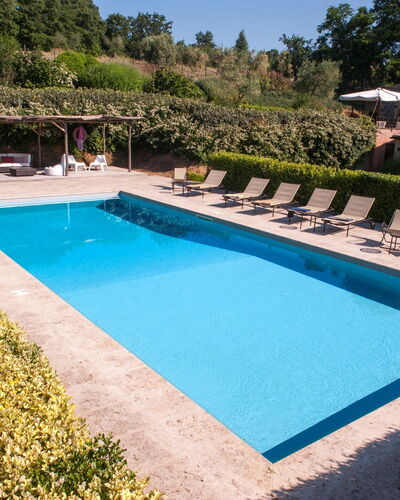 Casale Porano: Piscine, Propriété, Herbe, Maison, Rectangle, Loisir, Immobilier, Villa, Bâtiment, Vacances