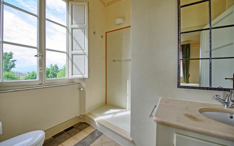 Villa Fiamma: Évier, Fenêtre, Propriété, Miroir, Bâtiment, Robinet, Luminaire Plomberie, Bois, Ombre