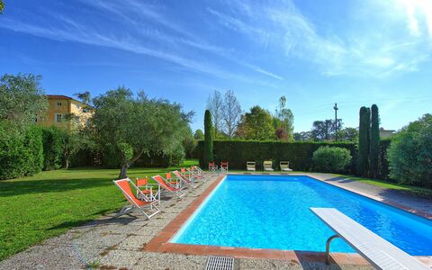 Villa Fiamma: Nuage, Plante, L'Eau, Ciel, Propriété, Piscine, Bleu Azur, Arbre, Plan D'Eau, Ombre