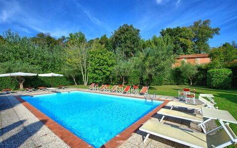 Villa Fiamma: L'Eau, Ciel, Nuage, Propriété, Plante, Piscine, Bleu Azur, Rectangle, Ombre, Chaise