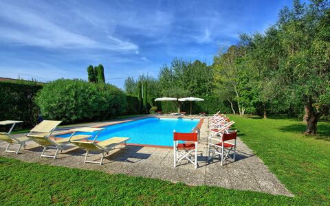 Villa Fiamma: Nuage, Plante, Ciel, Meubles, L'Eau, Piscine, Parapluie, Mobilier De Jardin, Ombre, Arbre