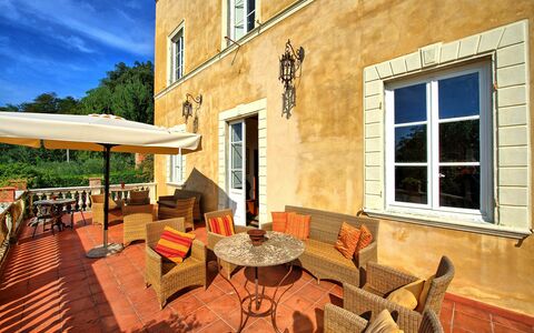 Villa Fiamma: Fenêtre, Propriété, Ciel, Bois, Bâtiment, Design Intérieur, Architecture, Ombre, Chaise, Plante