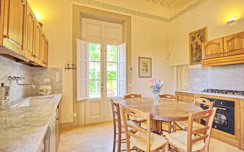 Villa Fiamma: Meubles, Table, Propriété, Cabinetry, Comptoir, Chaise, Bois, Design Intérieur, Sol, Tache De Bois