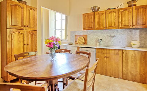 Villa Fiamma: Table, Meubles, Propriété, Cabinetry, Chaise, Fleur, Bois, Plante, Design Intérieur, Sol