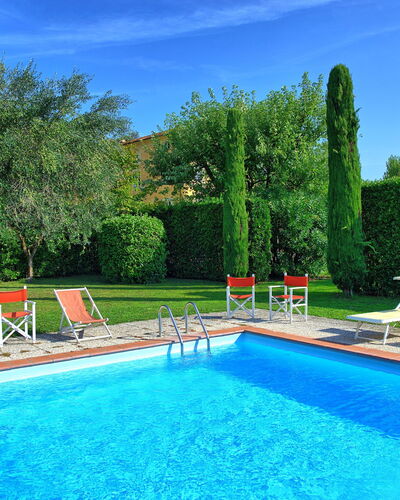 Villa Fiamma: L'Eau, Plante, Ciel, Piscine, Propriété, Meubles, Vert, Bleu Azur, La Nature, Bleu