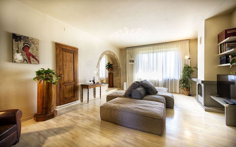 Villa Piazza Della Fortezza: Pièce, Design Intérieur, Meubles, Propriété, Sol, Bâtiment, Parquet, Chambre, Salon, Revêtement De Sol Stratifié