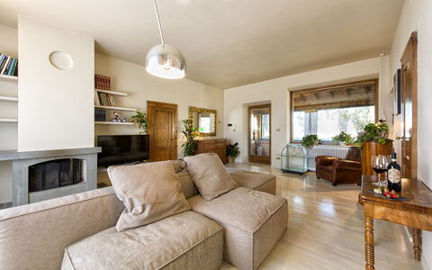 Villa Piazza Della Fortezza: Propriété, Salon, Pièce, Meubles, Design Intérieur, Bâtiment, Immobilier, Domicile, Maison, Sol