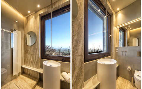 Villa Piazza Della Fortezza: Propriété, Salle De Bains, Pièce, Design Intérieur, Mur, Bâtiment, Immobilier, Luminaire Plomberie, Domicile, Architecture