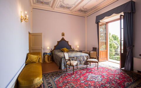 Villa Rocchi: Pièce, Chambre, Propriété, Meubles, Lit, Design Intérieur, Plafond, Drap De Lit, Bâtiment, Immobilier