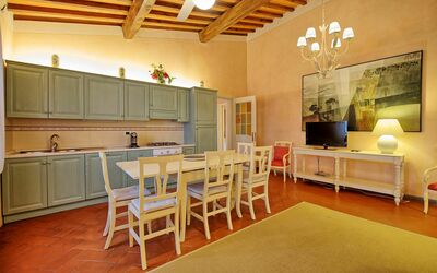 Giaggiolo: Pièce, Bâtiment, Meubles, Design Intérieur, Propriété, Plafond, Sol, Table, Dur, Cabinetry