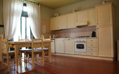 Ginepro: Pièce, Meubles, Cabinetry, Propriété, Cuisine, Sol, Comptoir, Dur, Parquet, Bâtiment