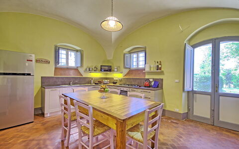 Villa Marietta: Pièce, Propriété, Meubles, Bâtiment, Jaune, Immobilier, Sol, Design Intérieur, Maison, Plafond