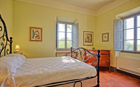 Villa Marietta: Chambre, Meubles, Pièce, Propriété, Lit, Cadre De Lit, Drap De Lit, Sol, Jaune, Design Intérieur